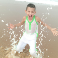 صمم طفل جميل اسنانه متسخه